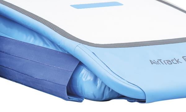 Aufblasbare AirTrack Matte in Blau mit grauem Rand, Nahaufnahme der Ecke.