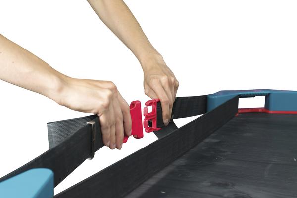 Person schließt Sicherheitsgurt an einem Poolabdeckungsrahmen an, weiße Hintergrund.