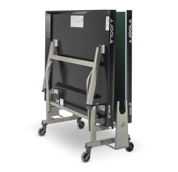 Zusammengeklappter JOOLA Tischtennistisch auf Rollen, platzsparend und mobil, ideal für Indoor-Sport.