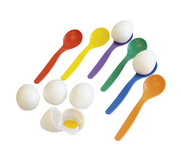 Bunte Plastiklöffel mit weißen Eiern, eines aufgebrochen mit sichtbarem Eigelb.