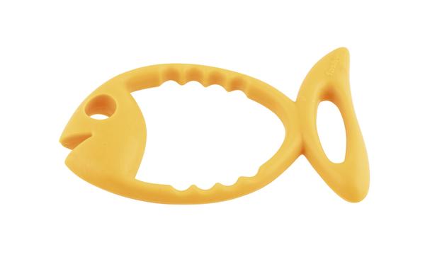 Orangenfarbener Fischförmigen Tauchring aus Kunststoff auf weißem Hintergrund.