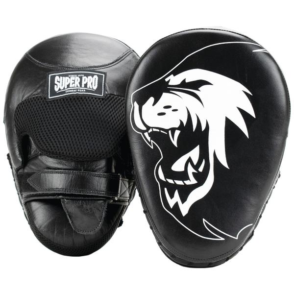 Schwarze Boxpratzen mit Löwenkopf-Design und Super Pro Logo für Kampfsporttraining.