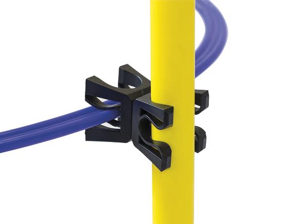 Verstellbare schwarze Doppelgreifzange verbindet einen Gymnastikreifen mit einem Stab.