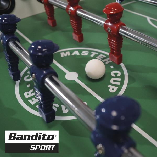 Weißer Bomber Kickerball auf Tischkicker zwischen Spielfiguren