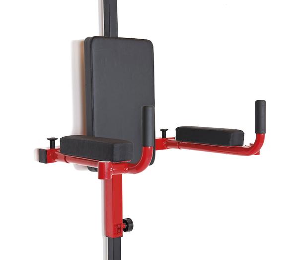 Rote und schwarze Dip-Station für Krafttraining an der Wand montiert.