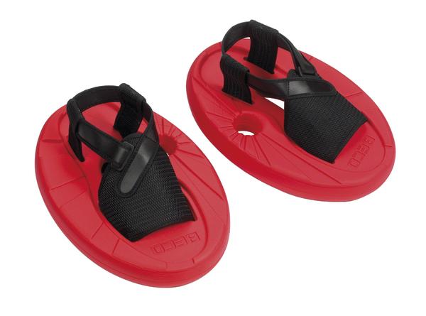 Rote Schwimmbretter mit schwarzen Fußriemen für Schwimmtraining.