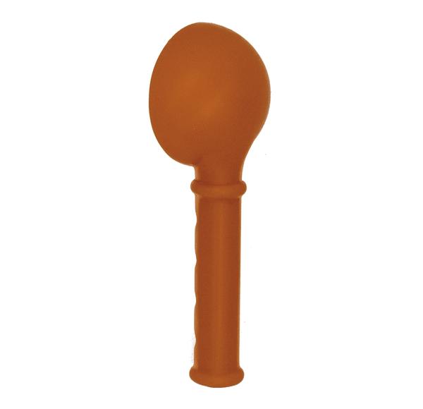 Oranger Eislöffel aus Kunststoff als Sandspielzeug.