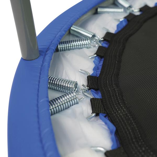 Detailansicht der Federaufhängung eines Trampolins mit blauem Rand, Metallfedern und Standbein.