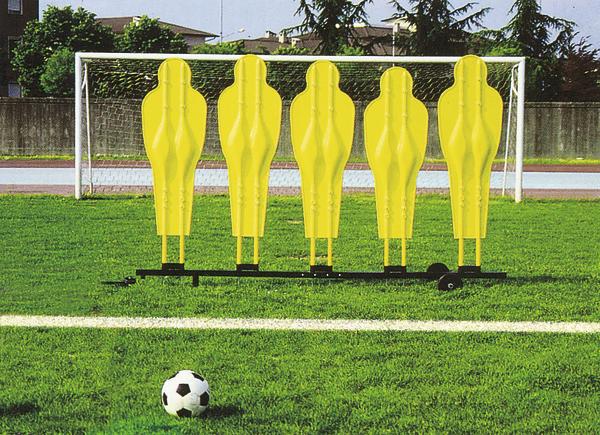 Fußballtrainingsdummies in Gelb vor Tor mit Ball auf grünem Spielfeld.