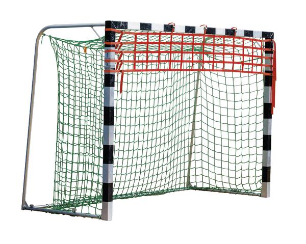 Handballtor mit grünem Netz und schwarz-weißem Rahmen auf weißem Hintergrund.