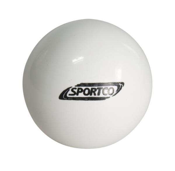 Weißer Tischtennisball mit schwarzem Sportco-Logo, isoliert auf weißem Hintergrund.