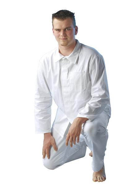 Mann in weißer Arbeitskleidung kniet auf weißem Hintergrund, barfuß.