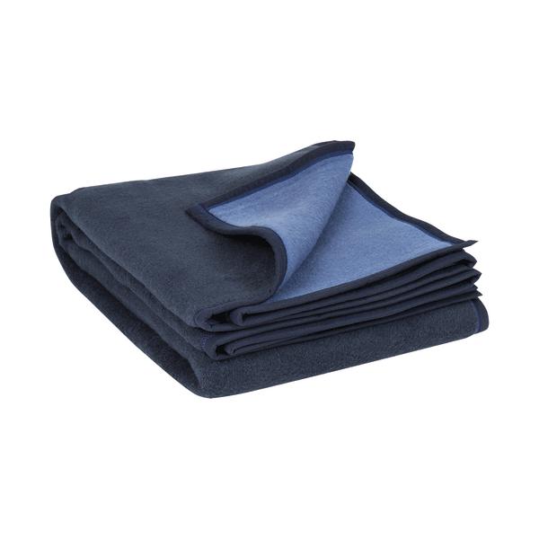 Dunkelblaue Fleece-Decke mit hellblauer Innenseite, gefaltet auf weißem Hintergrund.