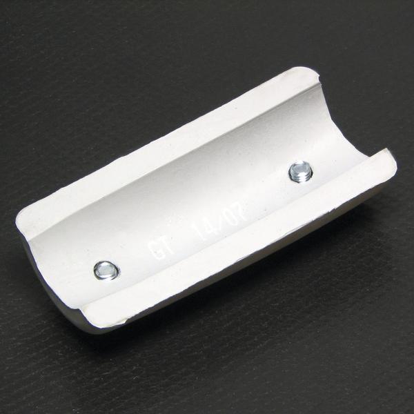 Aluminiumprofil mit zwei Schrauben auf schwarzem Untergrund, technische Komponente.