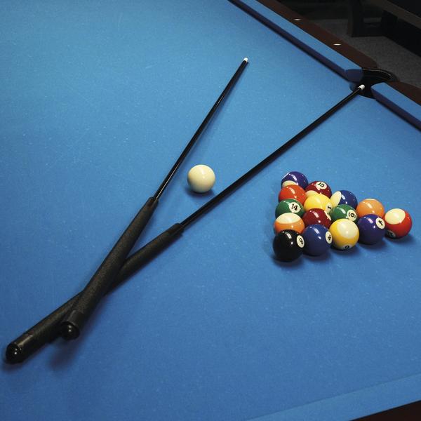 Billard Queue aus Fiberglas auf blauem Billardtisch mit Kugeln für den Einsatz im Spielbetrieb und Training