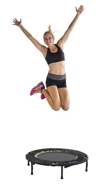 Frau springt fröhlich auf einem Mini-Trampolin in Sportkleidung vor weißem Hintergrund.