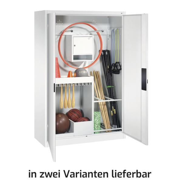 Sportgeräte-Schrank mit Bällen, Schlägern, Hula-Hoop-Reifen und Trainingszubehör, weiß.