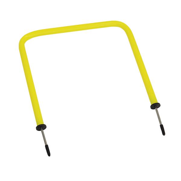Gelber Trainings-Hürdenstange für Sport- und Agility-Übungen, isoliert auf weißem Hintergrund.