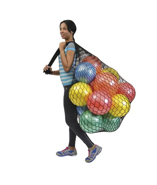 Frau trägt Netz mit bunten Gymnastikbällen, sportliche Kleidung, weißer Hintergrund.