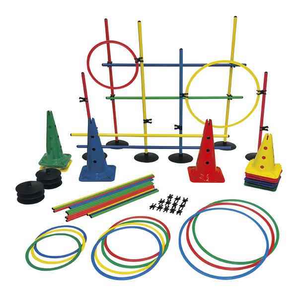 Hindernis-Set mit farbigen Flachreifen, Stäben, Kegeln, schwarzen Tellerfüßen und Doppelgreifzangen vor weißem Hintergrund.