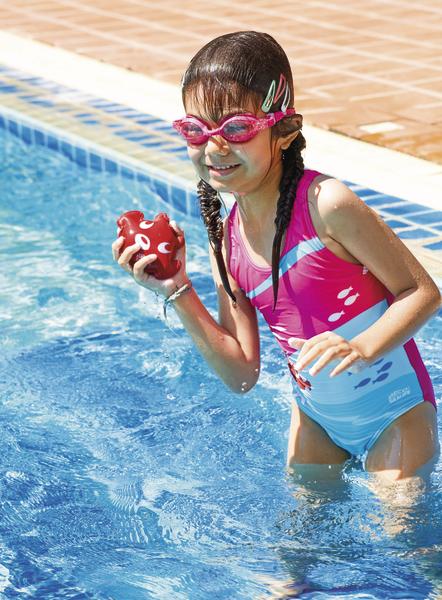 Mädchen mit rosa Schwimmbrille spielt mit rotem Ball im Schwimmbecken.
