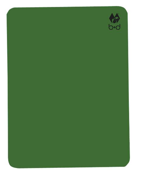 Grüne Schiedsrichterkarte mit abgerundeten Ecken und kleinem Logo oben rechts auf weißem Hintergrund.