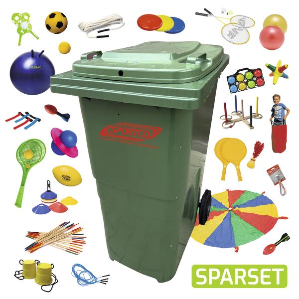 Roter Sportgeräte-Behälter mit vielfältigem Outdoor-Spielzeug und Sportzubehör für Kinder.