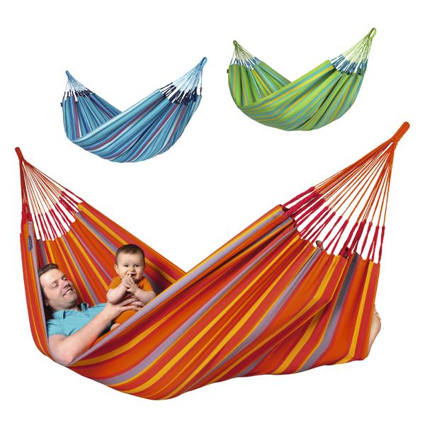 Blaue und grüne Hängematte. Vater und Baby entspannen in einer orange-roten gestreiften Hängematte, weißer Hintergrund.