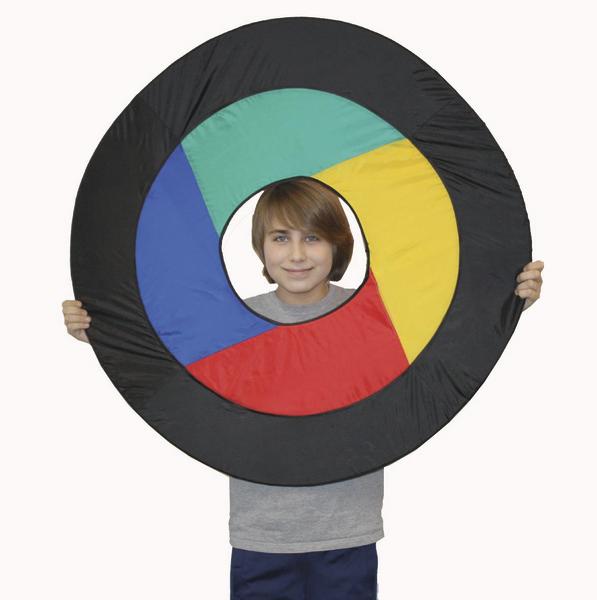 Kind hält bunten, runden Wurfring mit blau, grün, gelb und rot vor weißem Hintergrund.