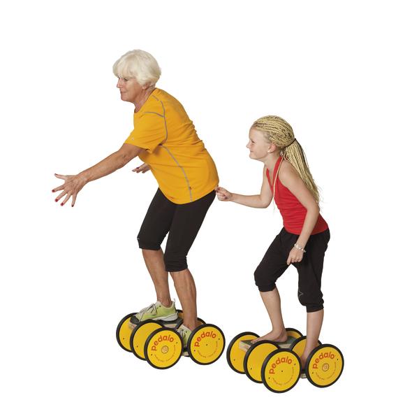 Ältere Frau und Mädchen balancieren auf Pedalo-Rollbrettern, weißer Hintergrund.