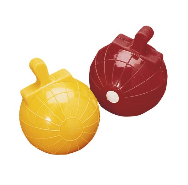 Zwei bunte Boccia-Kugeln in Gelb und Rot auf weißem Hintergrund.