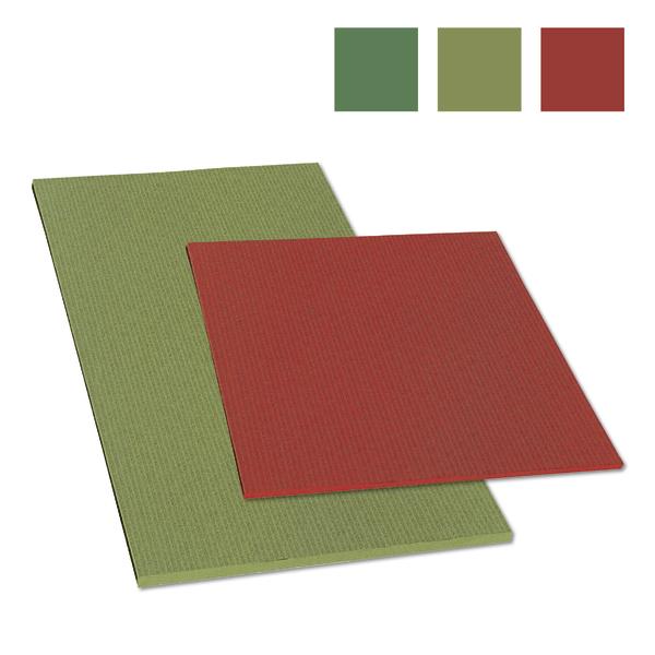 Zwei rechteckige Judomatten in Grün und Rot weißem Hintergrund.