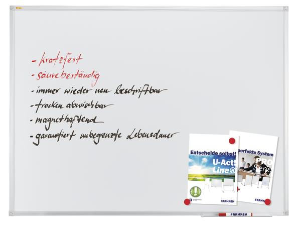 Weißwandtafel mit roter und schwarzer Schrift und zwei angehefteten Werbeprospekten.