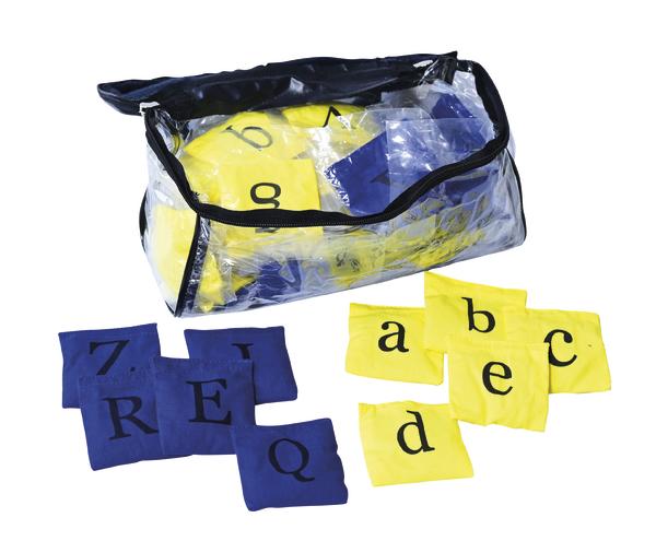 Gelbe und blaue Stoffwürfel mit Buchstaben in durchsichtiger Tasche für Lernspiele.