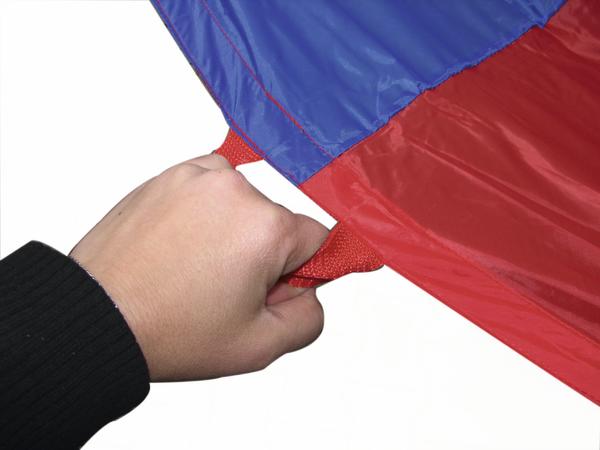 Hand hält roten Griff an blau-rotem Outdoor-Zelt oder Plane aus Nylon.