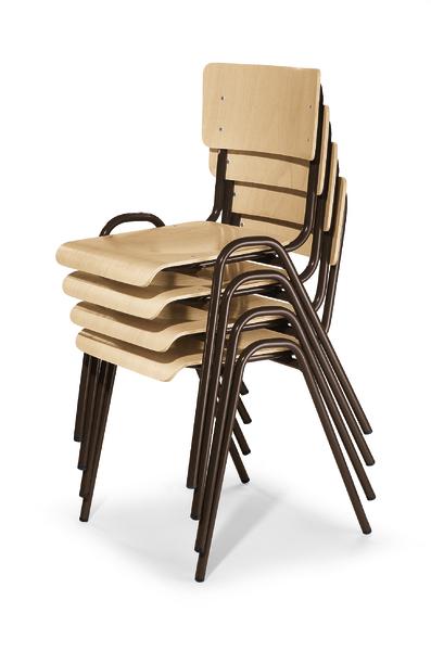 Gestapelte Holzstühle mit Metallgestell, ideal für flexible Sitzlösungen in Innenräumen.