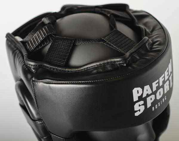Schwarzer Boxhelm mit Polsterung und verstellbaren Riemen von Paffen Sport.