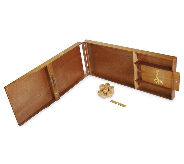 Offenes Holzspielbrett mit Spielsteinen und Fächern für Brettspielzubehör.