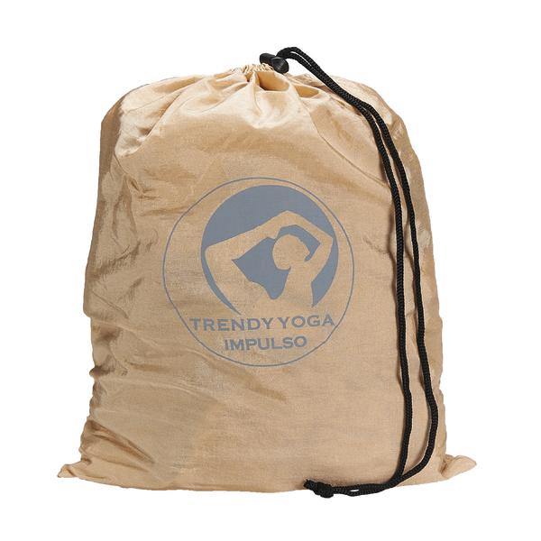Beiger Stoffbeutel mit Kordelzug und Logo "Trendy Yoga Impulso" für Yoga-Zubehör.