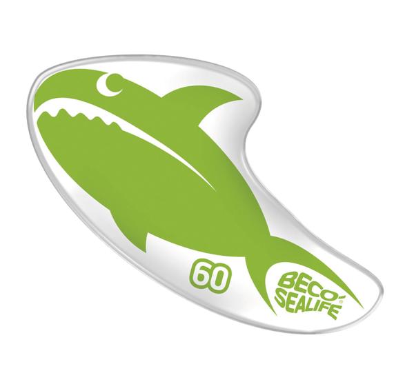 Grünes Hai-Tauchtier mit der Aufschrift "BECO SEALIFE" und der Zahl 60 auf weißem Hintergrund für Spaß ins Schwimmbad.
