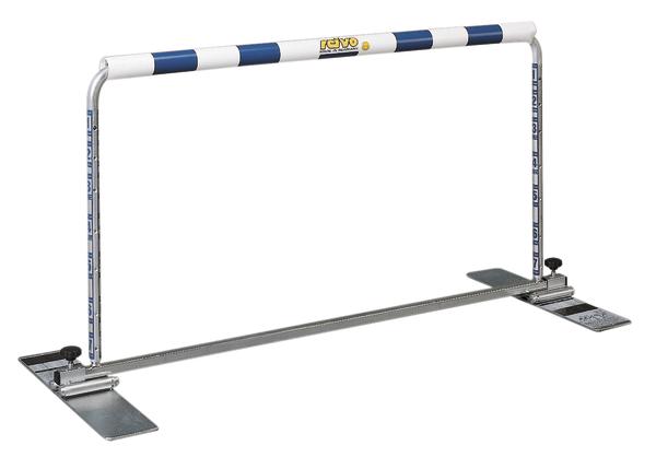 Hürden-Trainingsgerät aus Metall mit blau-weißen Markierungen für Leichtathletik-Übungen.