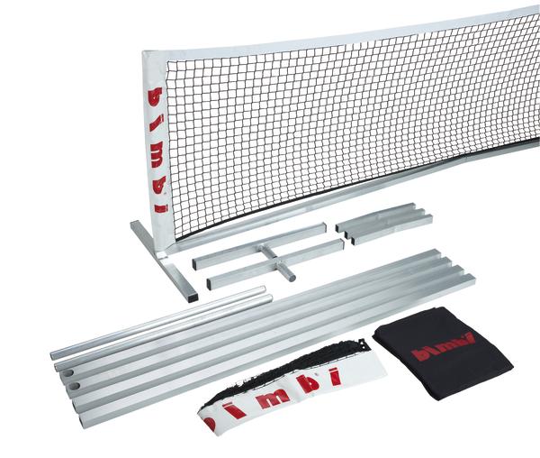 Zusammengebautes und zerlegtes Badmintonnetz mit Aluminiumstangen und Tragetasche auf weißem Hintergrund.