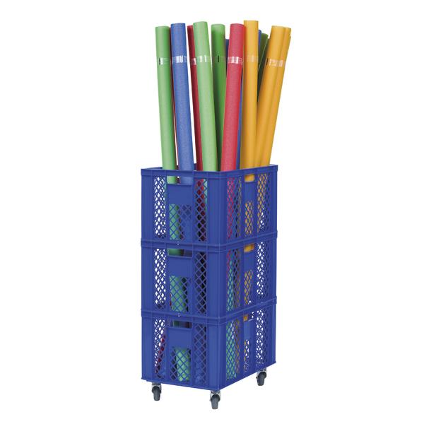 Blauer Rollenwagen mit bunten Gymnastikmatten in Grün, Blau, Rot und Gelb.