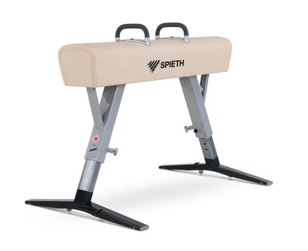 Turngerät Sprungbock mit Lederbezug und verstellbaren Metallbeinen von Spieth.