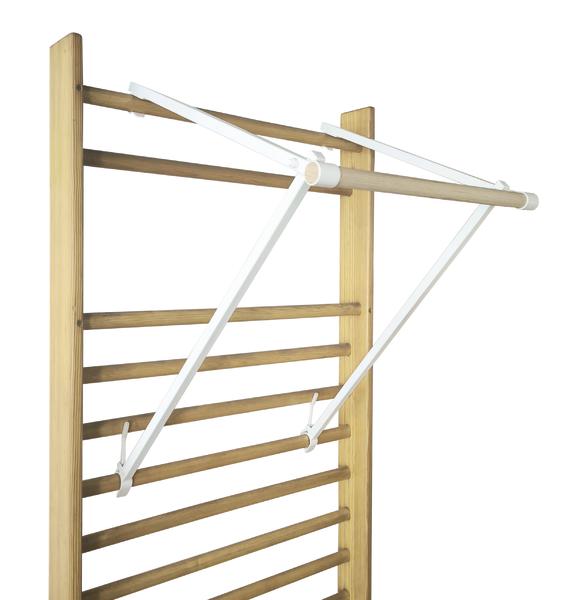 Klimmzugstange aus Holz und Metall, montiert an einer Sprossenwand für Fitnessübungen.