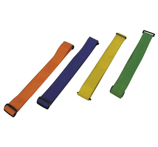 Vier farbige Mannschaftsbänder in Orange, Blau, Gelb und Grün mit Schnallen auf weißem Hintergrund.