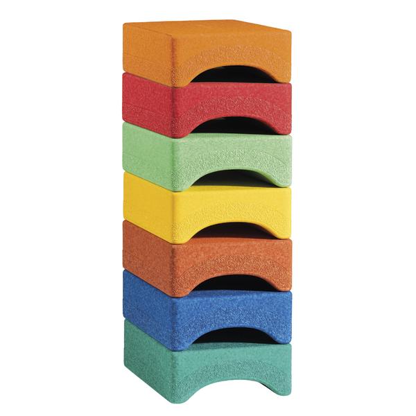 Stapel aus verschiedenfarbigen Schaumstoffbausteinen mit gewölbter Aussparung vor weißem Hintergrund.