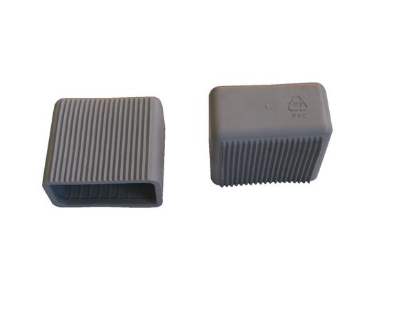 Graue PVC-Endkappen mit Rillen für rechteckige Rohrprofile, zwei Stück.