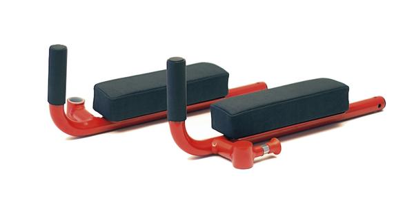 Rote Armauflagen mit gepolsterten Hand- und Ellbogenauflagen.