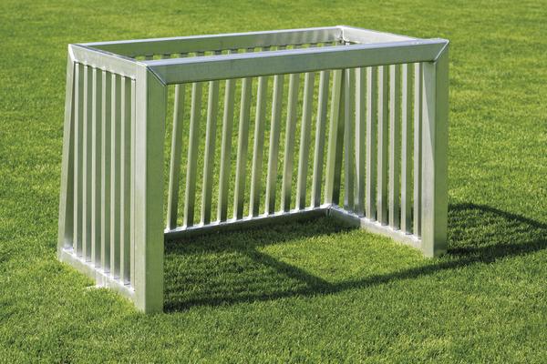 Robuster Metall-Fußballtorrahmen auf grünem Rasen für Jugendspiele.